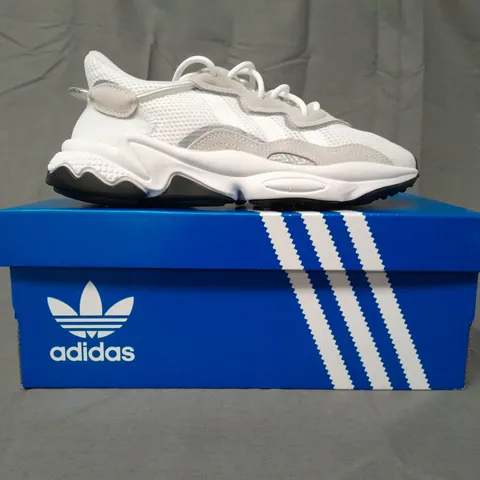 BOXED PAIR OF ADIDAS OZWEEGO J SHOES IN WHITE/STONE UK SIZE 4.5