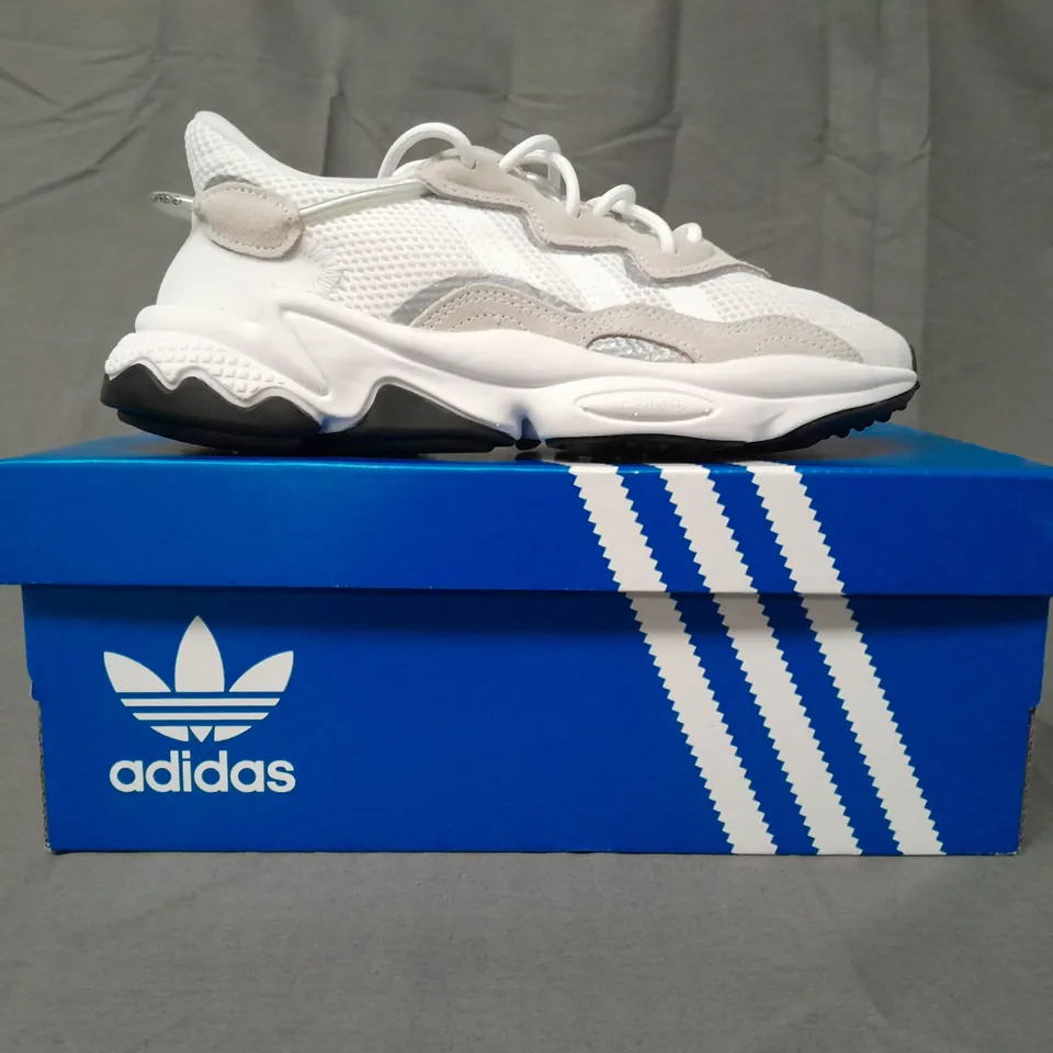 BOXED PAIR OF ADIDAS OZWEEGO J SHOES IN WHITE/STONE UK SIZE 4.5