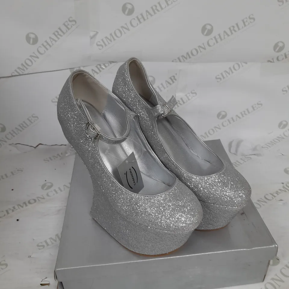 BOXED PAIR OF CASANDRA PLATFORM STRAP SHOE IN SILVER GLITTER SIZE 5