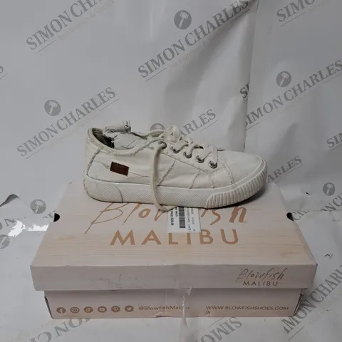 BOXED PAIR OF BLOWFISH MALIBU CASPER SNEAKERS IN WHITE SIZE 5