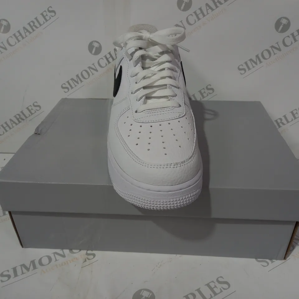 BOXED PAIR OF NIKE AIR FORCE 1 '07 SHOES IN WHITE/BLACK UK SIZE 9
