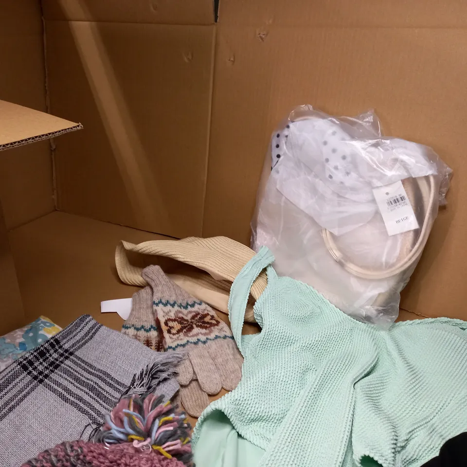 LOT OF A APPROX. 15 ASSORTED CLOTHING ACCESSORIES IN VARYING SIZES, COLOURS AND STYLES TO INCLUDE: SWIM COSTUME, HATS, GLOVES