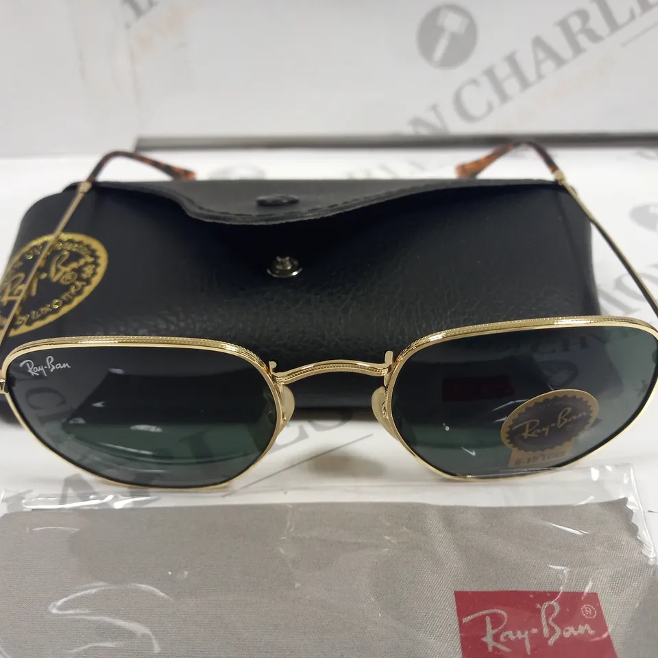 PAIR OF RAY BAN GLASSES