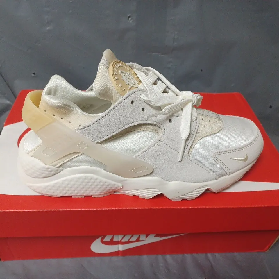 BOXED PAIR OF WOMENS NIKE AIR HUARACHE - UK SIZE 4.5