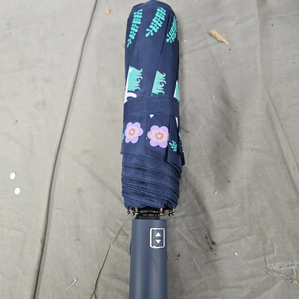 BOX OF APPROXIMATELY 20 ASSORTED ITEMS TO INCLUDE: UMBRELLA AND HANDBAG WITH MATCHING PURSE