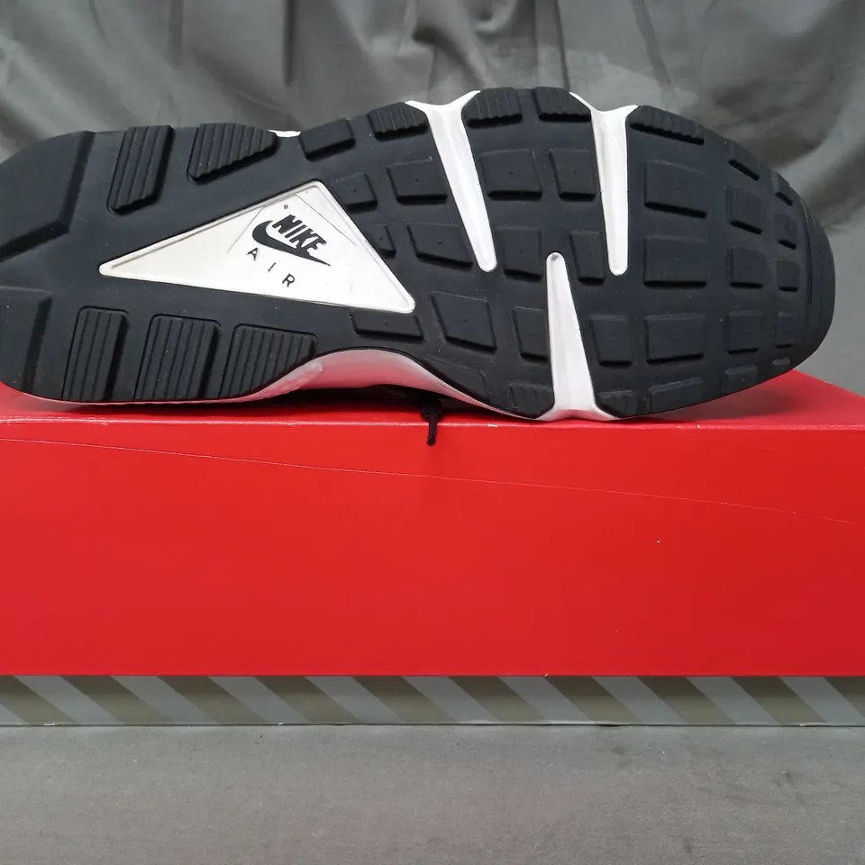 BOXED PAIR OF NIKE AIR HUARACHE SHOES IN BLACK UK SIZE 11