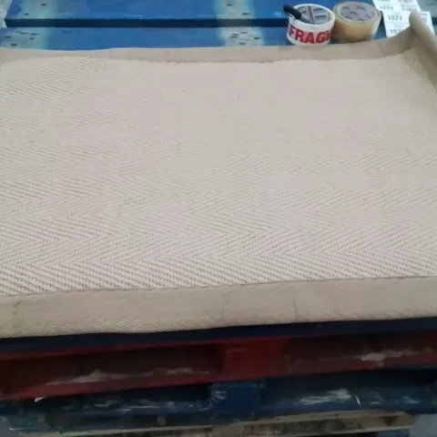 QUALITY DESIGNER AREA RUG - APPROXIMATELY 90X60CM