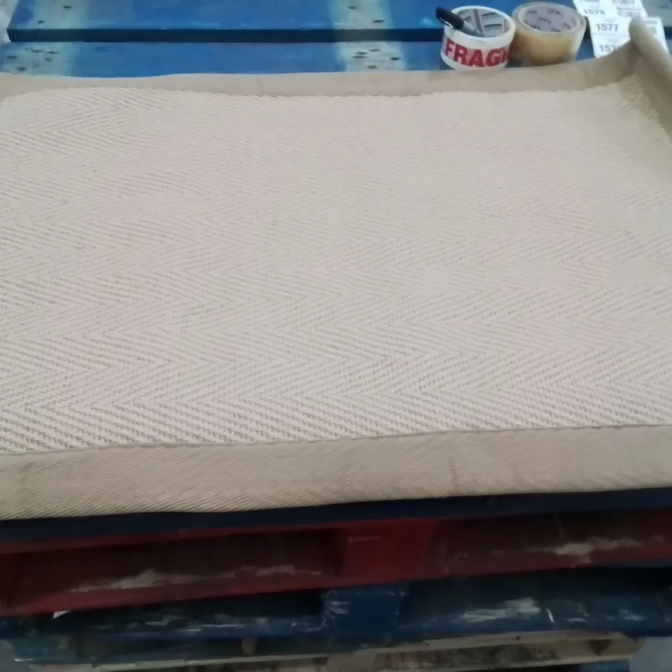 QUALITY DESIGNER AREA RUG - APPROXIMATELY 90X60CM