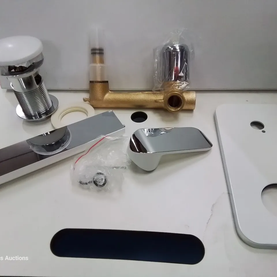 BRAND NEW BOXED DESIGNER LENOLA WALL MOUNTED TAP & SLOTTED CLICK WASTE WHITE/CHROME