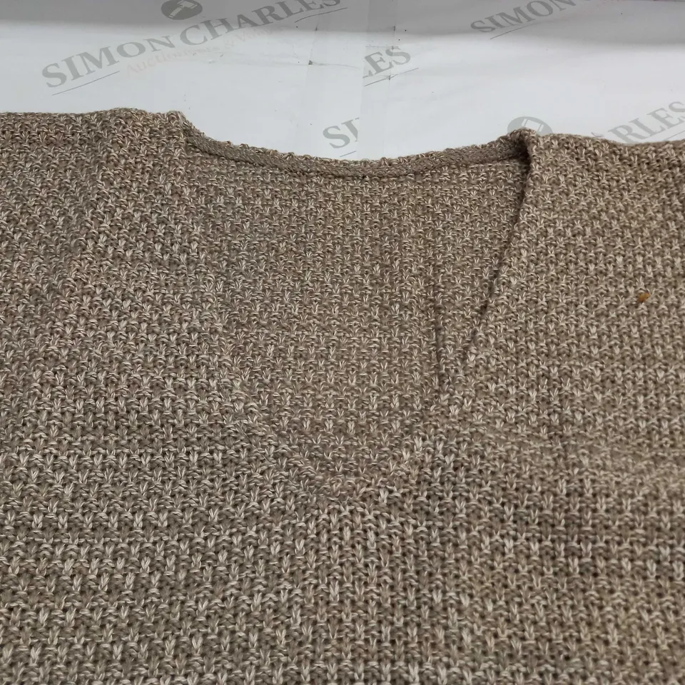 LOT OF 5 V-NECK JUMPERS IN NATURAL - SIZE UNSPECIFIED