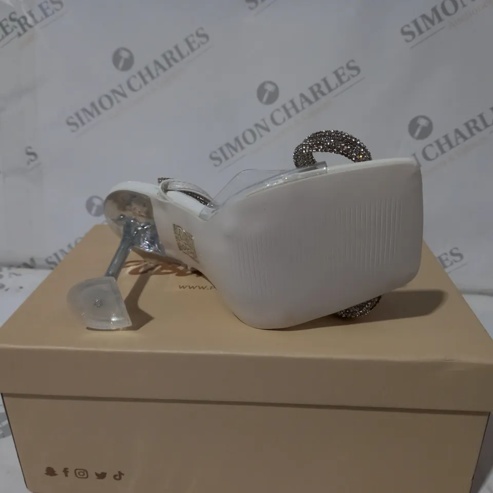 PUBLIC DESIRE WHITE PATENT WHITE HEELS SIZE 5 