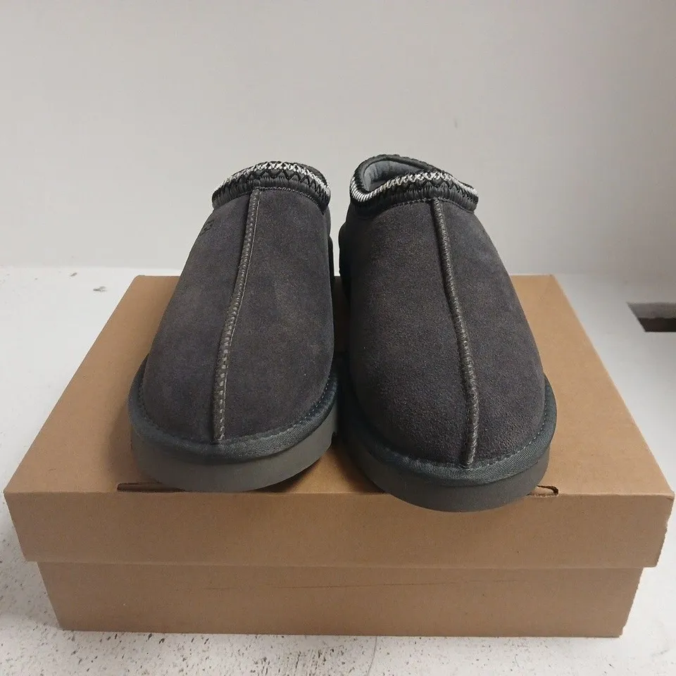 BOXED PAIR OF UGG MEN'S SLIPPERS – UK 11