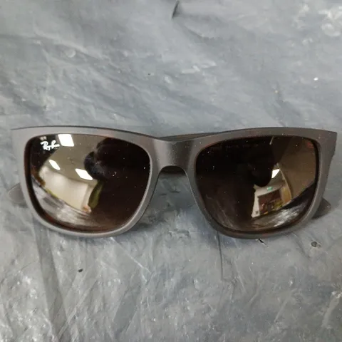 BOXED PAIR OF RAY BAN SUNGLASSES 