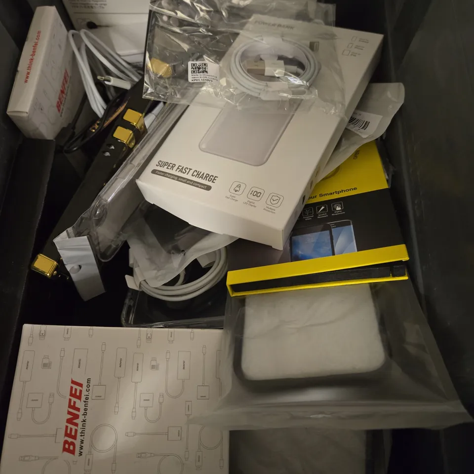 APPROXIMATELY 15 ASSORTED MOBILE ACCESSORIES TO INCLUDE - PHONE SCREEN PROTECTOR - POWER BANKS - POCKET TRIPOD - ETC 