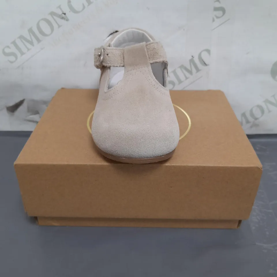 BOXED PAIR OF PEPA LONDON KIDS SHOES IN BEIGE EU SIZE 22