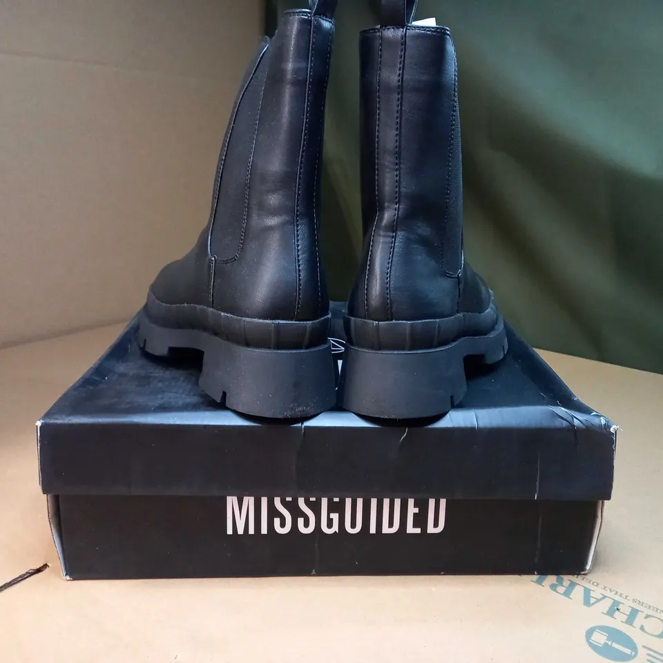 BOXED PAIR OF MISSGUIDED RIDGED WELT ANKLE BOOTS  SIZE 7