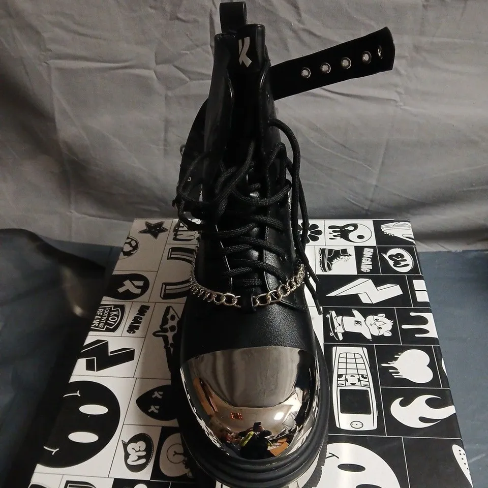 KOI BORIN BLACK LEATHER COMBAT BOOTS WITH CHROME TOE CAP AND CHAIN DETAIL, UK 6