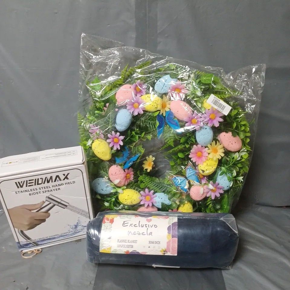 APPROXIMATELY 15 ASSORTED HOUSEHOLD ITEMS TO INCLUDE EASTER WREATH, FLANNEL BLANKET AND A HANDHELD BIDET SPRAYER