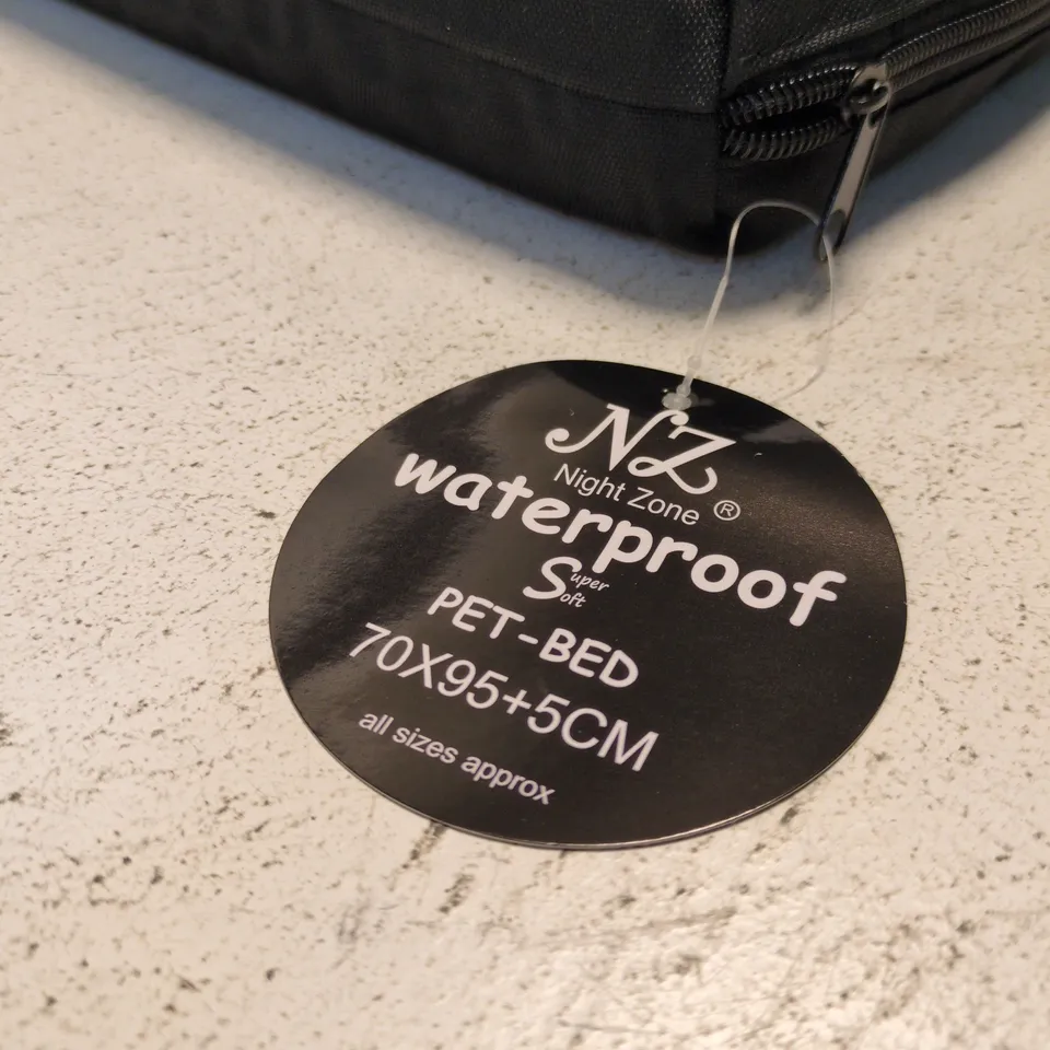 NIGHT ZONE WATERPROOF PET BED – BLACK, 70X95CM (+5CM)