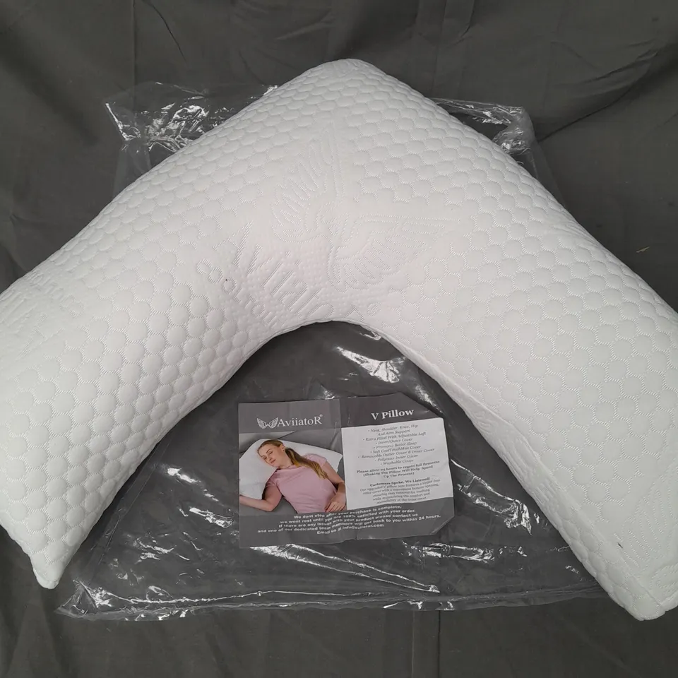 AVIATOR WHITE V PILLOW