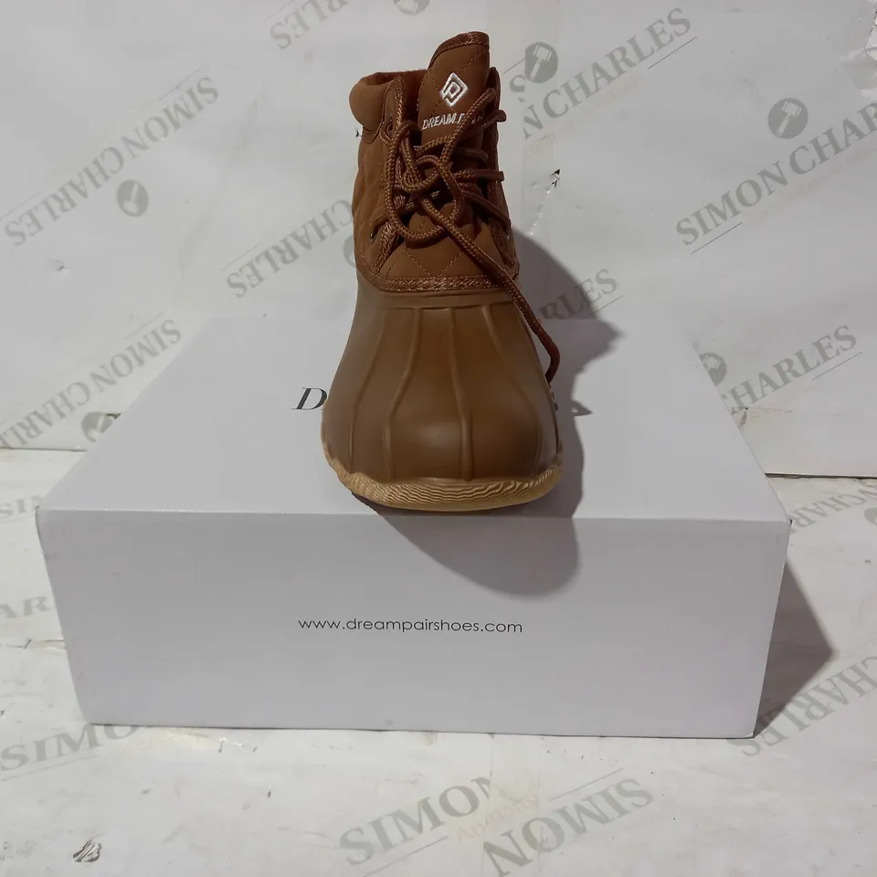 BOXED PAIR OF DREAM PARIS SHOES IN BROWN UK SIZE 8