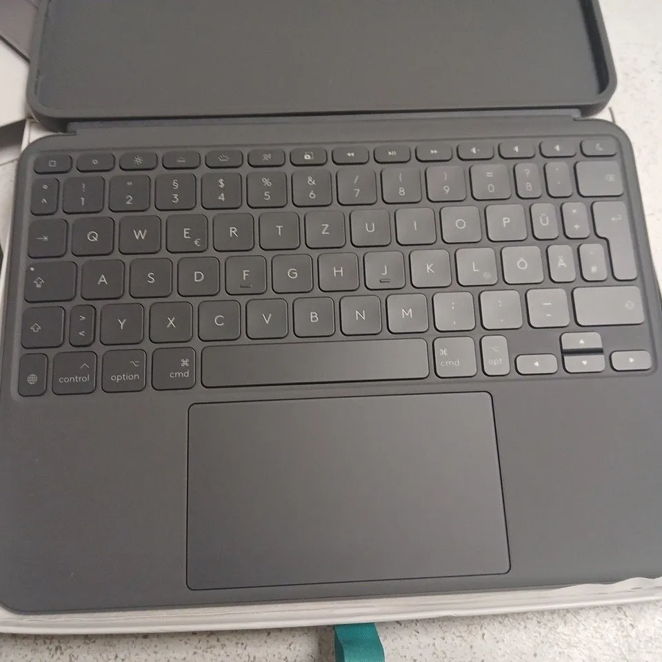 LOGITECH COMBO TOUCH KEYBOARD CASE FOR IPAD AIR 11-INCH GERMAN LAYOUT