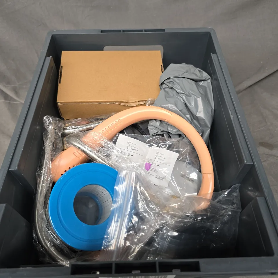 APPROXIMATELY 15 ASSORTED HOUSEHOLD ITEMS TO INCLUDE - BOWLS , NECK FANS , ETC  