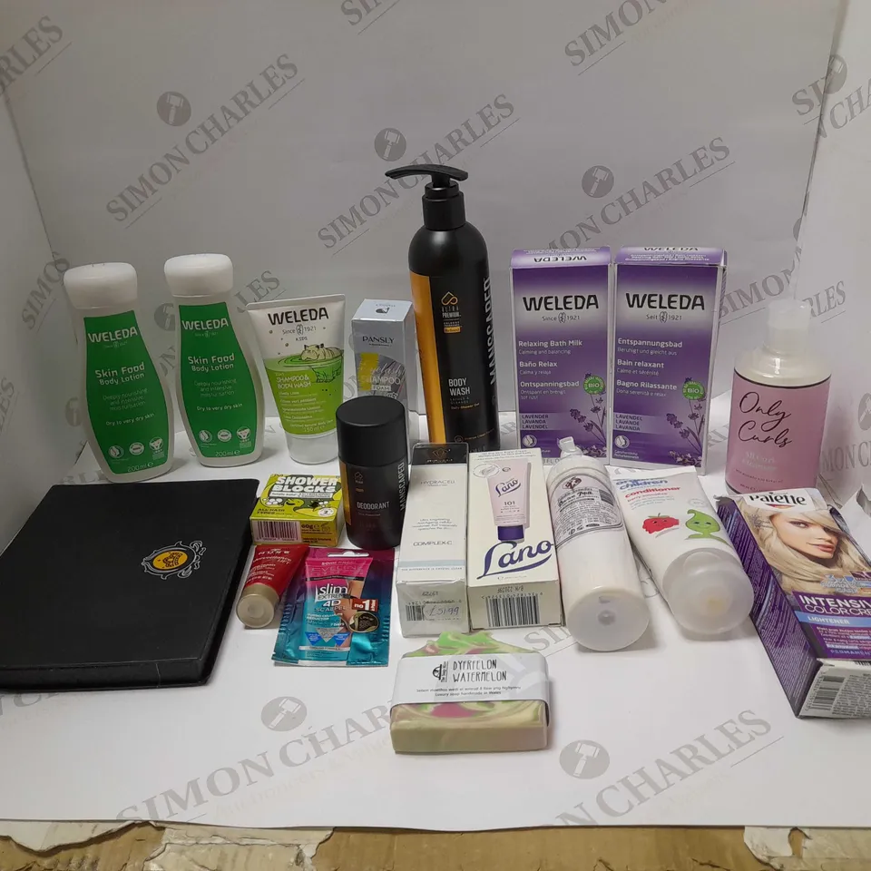 BOX OF APPROX 20 ASSORTED COSMETIC ITEMS TO INCLUDE MANSCAPED, WELEDA AND PANSLY 