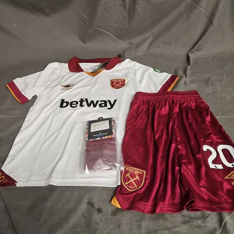 UMBRO KIDS WEST HAM UNITED KIT IN WHITE/WINE SIZE 24