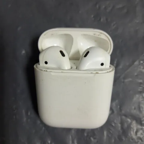 PAIR OF APPLE AIRPODS IN WHITE