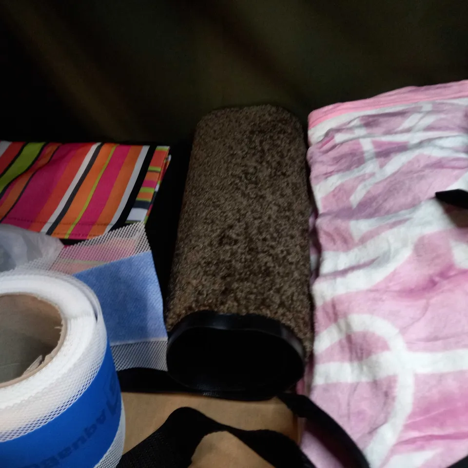 LARGE BOX OF APPROXIMATELY 15 ASSORTED HOUSEHOLD ITEMS TO INCLUDE: THROWS, LAMPSHADE, BAGS