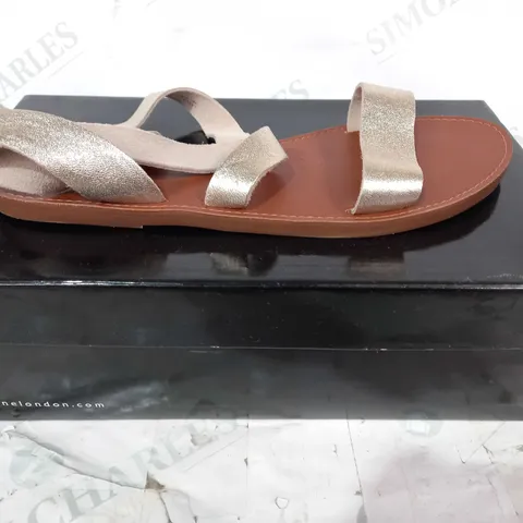 BOXED PAIR OF DUNE LONDON CROSS STRAP FLAT SANDALS IN GOLD COLOUR UK SIZE 7