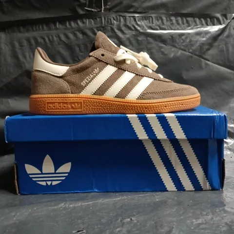 BOXED PAIR OF ADIDAS HANDBALL SPEZIAL SHOES IN TAUPE/CREAM SIZE UK 1.5