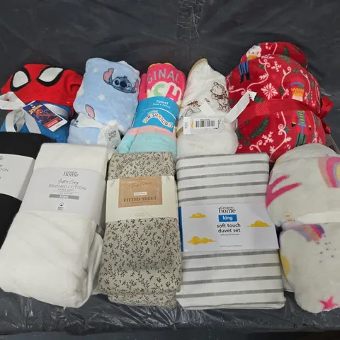 BOX OF APPROXIMATELY 12 ASSORTED BEDDING & SOFT FABRICS ITEMS TO INCLUDE - DUVET SET - FITTED SHEET - TOWELS ETC. 