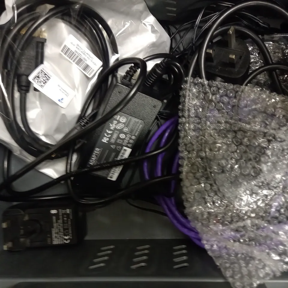 LOT OF APPROXIMATELY 8 ELECTRICAL ITEMS, TO INCLUDE WALKIE TALKIE, CARD READER, HDMI CABLES, ETC