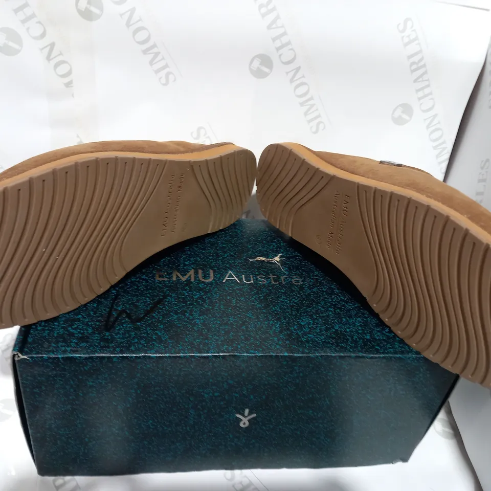 BOXED PAIR OF EMU CHESTNUT LINED MENS SLIPPERS  - SIZE 10