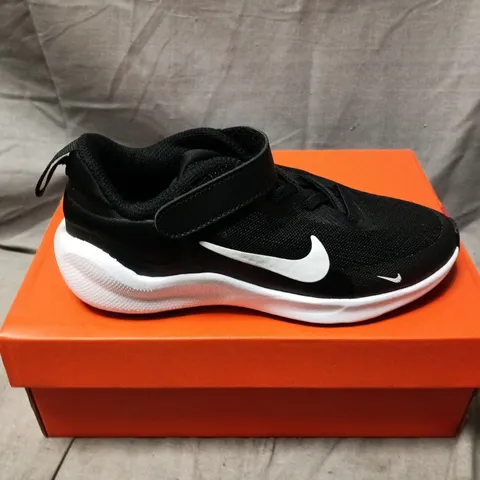 BOXED PAIR OF NIKE REVOLUTION 7 KIDS TRAINERS IN BLACK - UK 11.5