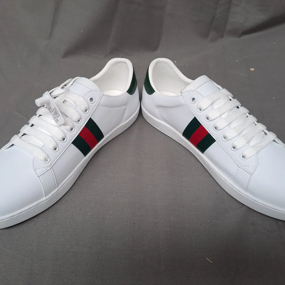 PAIR OF GUCCI SHOES IN WHITE/GREEN/RED EU SIZE 41