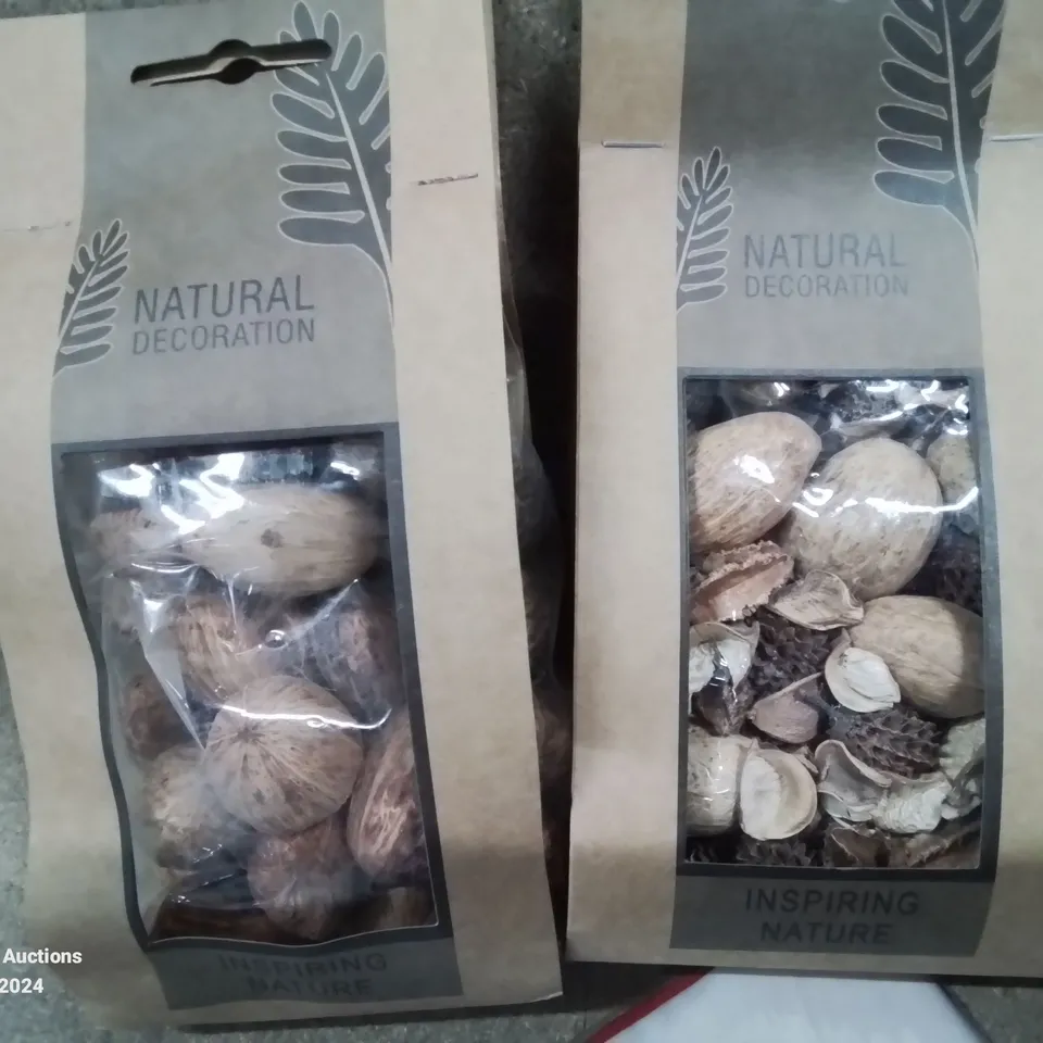 LOT CONTAINING LARGE AMOUNT OF HOLLAND FLAGS AND VARIOUS BAGS OF NATURAL TABLE DECORATION 