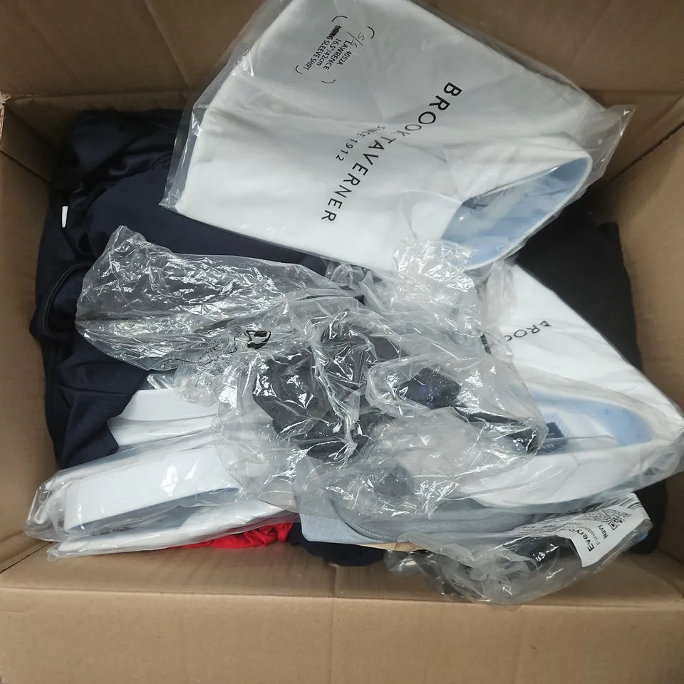 APPROXIMATELY 20 ASSORTED WORKWEAR CLOTHING ITEMS IN VARIOUS SIZES TO INCLUDE HAWK COMBAT TROUSERS, BROOK TAVERNER SHIRT, RUSSELL COLLECTION SHIRT, ETC