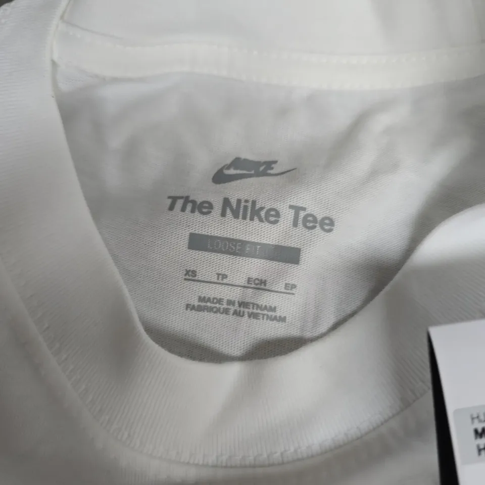 NIKE THE TEE WHITE GRAPHIC T-SHIRT – LOOSE FIT, XS (UK 6)