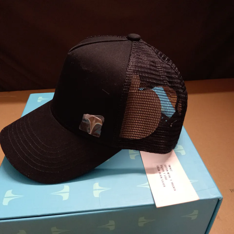 BOXED TWINZZ COTTON METAL T TRUCKER CAP