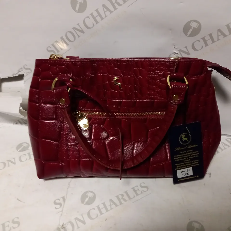 ASHWOOD LEATHER CROSSBODY ZIP-UP BAG (19-157 RED)