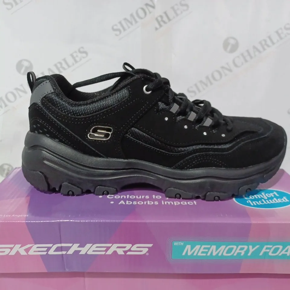 BOXED SKETCHERS ICON DITE LADIES TRAINERS - UK 5 