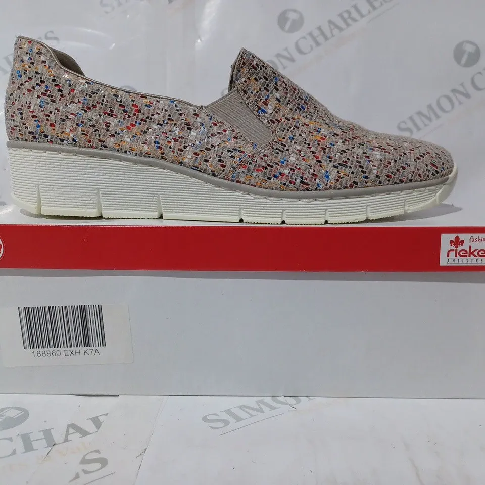 BOXED PAIR OF RIEKER ANTISTRESS SLIP-ON SHOES IN BEIGE/MULTICOLOUR UK SIZE 7.5