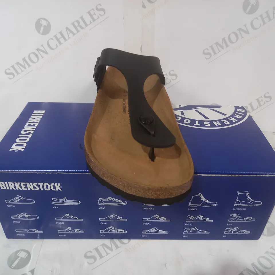 BOXED PAIR OF BIRKENSTOCK GIZEH BS T-POST SANDALS IN BLACK UK SIZE 5.5