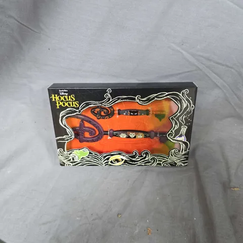 BOX OF APPROXIMATLEY 48 DISNEY HOCUS POCUS ACCESSORY SET – BOXED (VERIFY MODEL)