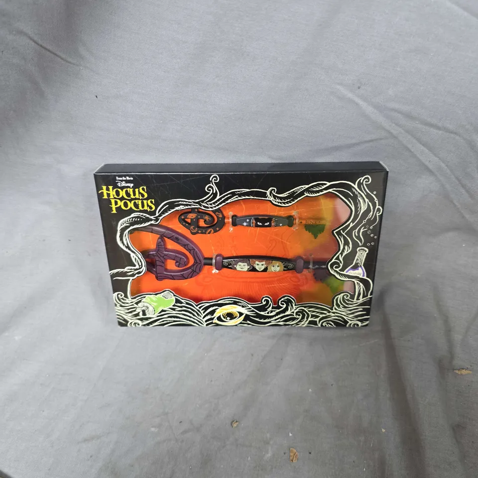 BOX OF APPROXIMATLEY 48 DISNEY HOCUS POCUS ACCESSORY SET – BOXED (VERIFY MODEL)