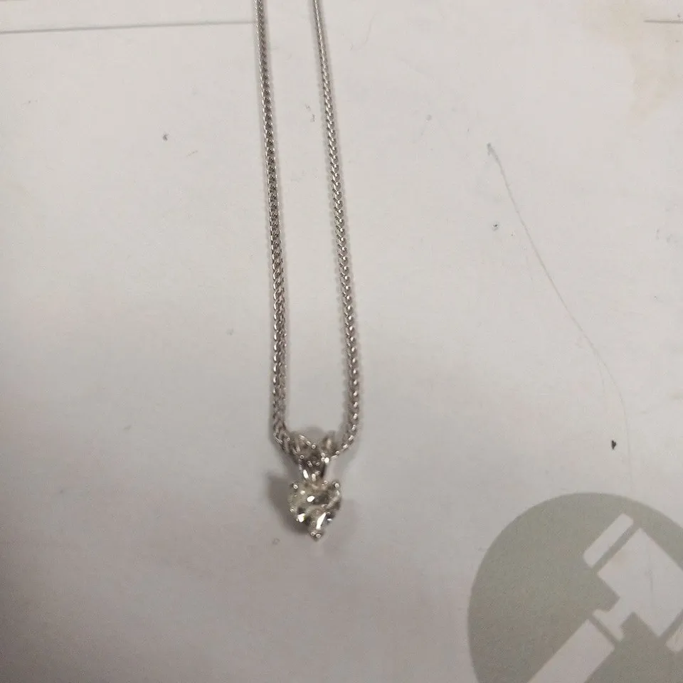 18CT WHITE GOLD PENDANT ON A CHAIN, SET WITH A HEART SHAPE DIAMOND