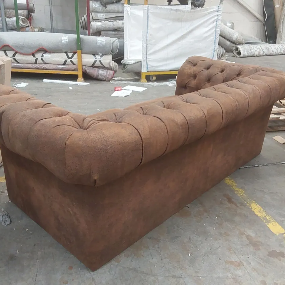 QUALITY DESIGNER UPHOLSTERED CHESTERFIELD SOFA - MISSING FEET